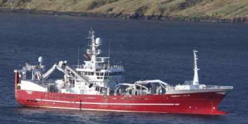 Tummas T landede i ugen en last på 550 tons guldlaks til Varðin Pelagic, som de har fisket under Færøerne. foto: Kiran J