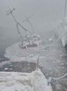 Redningsfolkene rykkede hurtigt ud med Unimog og lænsepumper, men ved ankomsten kunne de konstatere, at det var for sent at redde det pågældende fartøj.  foto: Redningsstation Hanstholm