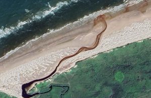 Tversted Å er et mindre nordjysk vandløb, der løber gennem Tversted og ud i Vesterhavet ved Tversted Strand, mellem Hirtshals og Skagen. snapshot GM FiskerForum.dk