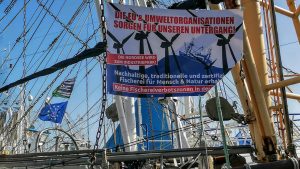 I protest mod det planlagte EU-forbud mod bundtrawl, er i hundredevis af tyske fiskere med deres trawlere taget til Büsum ved den tyske Nordsøkyst. foto: fb privat