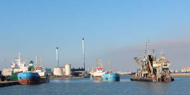 Større uddybningsprojekt er netop afsluttet i vestjysk havn.  Foto: Uddybningsfartøjet på arbejde i Thyborøn Havn
