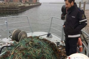 Kilometervis af ulovlige garn konfiskeret i Langelandsbæltet. Foto: Fiskerikontrollen kunne i weekenden i landebringe ca. 6 kilometer ulovlige garn bjærget i langelandsbæltet - fiskeristyrelsen