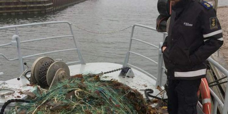 Kilometervis af ulovlige garn konfiskeret i Langelandsbæltet. Foto: Fiskerikontrollen kunne i weekenden i landebringe ca. 6 kilometer ulovlige garn bjærget i langelandsbæltet - fiskeristyrelsen