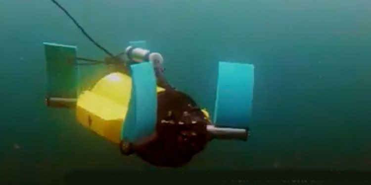 Undervandsrobot »CageReporter« passer Havbruget