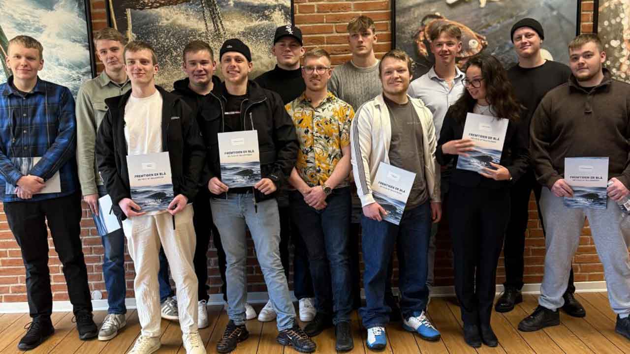 Read more about the article Festdag på North Sea College hvor de nyuddannede fiskere fik det Blå Bevis