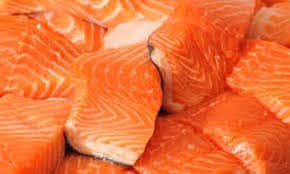 Read more about the article Trist at se fiskehandler kalde opdrætslaks for »lyserødt orange lort«