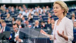 EU-Kommissionens formand, Ursula von der Leyen, har indtil videre valgt at holde sig i baggrunden og lade forhandlingsansvaret ligge hos kommissær Maroš Šefčovič. Men det har ikke bragt EU tættere på en løsning – tværtimod virker USA klar til at eskalere, mens Bruxelles tøver. foto: wikipedia