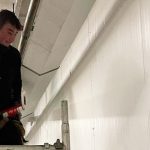 Rauhe & Jespersen bygger vægadskillelse til kølerummet ved Hvide Sande Fiskeauktion - foto: FiskerForum.dk