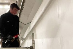 Rauhe & Jespersen bygger vægadskillelse til kølerummet ved Hvide Sande Fiskeauktion - foto: FiskerForum.dk