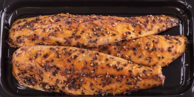 EU har besluttet at udfase brugen af røgaromaer i fødevarer, herunder fisk, kød og ost. Forbuddet skyldes en videnskabelig vurdering fra Den Europæiske Fødevaresikkerhedsautoritet (EFSA), der har fundet potentielle sundhedsrisici ved disse tilsætningsstoffer.