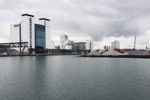 Danmark står ifølge direktør i Danske Havne, Tine Kirk, og direktør på Vejle Havn, Flemming Hoff Jakobsen, i en ny sikkerheds- og forsyningspolitisk virkelighed, hvor erhvervshavnene udgør kritisk infrastruktur. I et debatindlæg på Altinget Maritim skriver de: »[Miljøgodkendelser må ikke stå i vejen for at sikre kritisk infrastruktur i Danmark. foto: Hjart Wikip