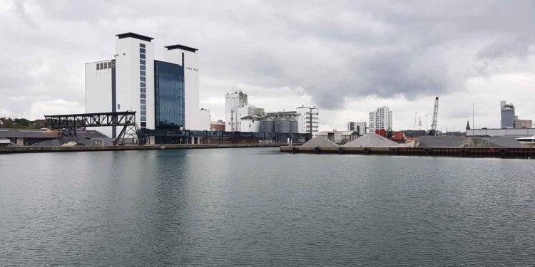 Danmark står ifølge direktør i Danske Havne, Tine Kirk, og direktør på Vejle Havn, Flemming Hoff Jakobsen, i en ny sikkerheds- og forsyningspolitisk virkelighed, hvor erhvervshavnene udgør kritisk infrastruktur. I et debatindlæg på Altinget Maritim skriver de: »[Miljøgodkendelser må ikke stå i vejen for at sikre kritisk infrastruktur i Danmark. foto: Hjart Wikip