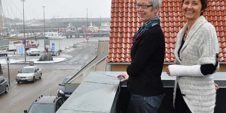 Erhvervsrådgiver Gurli Jensen og afdelingsleder Marie Øgendal på tagterressen med udsigt udover Hvide Sande Havn og fartøjerne