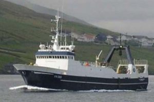 Nyt fra Færøerne uge 19. foto:Vestmenningur og Skoraberg lander en last på 260 tons guldlaks