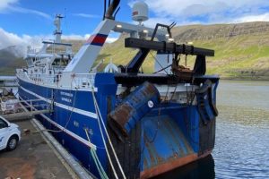 Færøerne: Både trawlere og garnbåde har travlt med hellefisk foto: FS Fiskur.fo