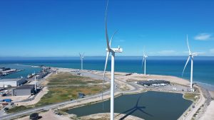 De fire eksisterende vindmøller på Hirtshals Havn var landets første til at blive opstillet på rent kommercielle vilkår. foto: Hirtshals Havn