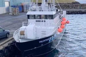 Der har i den forløbne uge været aktivitet i fiskerihavnen i Toftir, hvor linefartøjet »Volunteer« har landet en pæn fangst af kuller efter et fiskeri i det nordatlantiske farvand nord for Færøerne. foto: Fiskur.fo - FS
