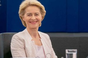 Europa-Kommissionens formand Von der Leyen vil bløde EU's klimakrav til bilindustrien op og foreslår at lempe klima-kravene til den europæiske bilindustri, så de istedet skal nås over de næste tre år. foto: wikip