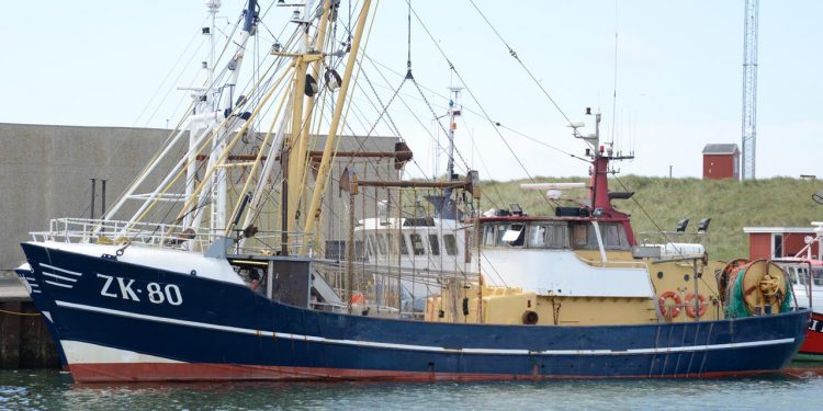 Hollandsk bomtrawler dybde-pløjer og bundvender havbunden