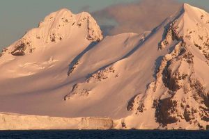 Antarktis er et kontinent (14 mio kvadratkilometer), dobbelt så stort som Australien og med ekstremt vejr med temperaturer ned til -89,2 °C. kilde og foto: Wikip