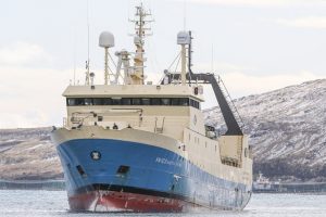Færøerne: Færøsk trawler rigger om til fiskeri på Flemish Cap foto : Arctic Viking - Sverri Engholm