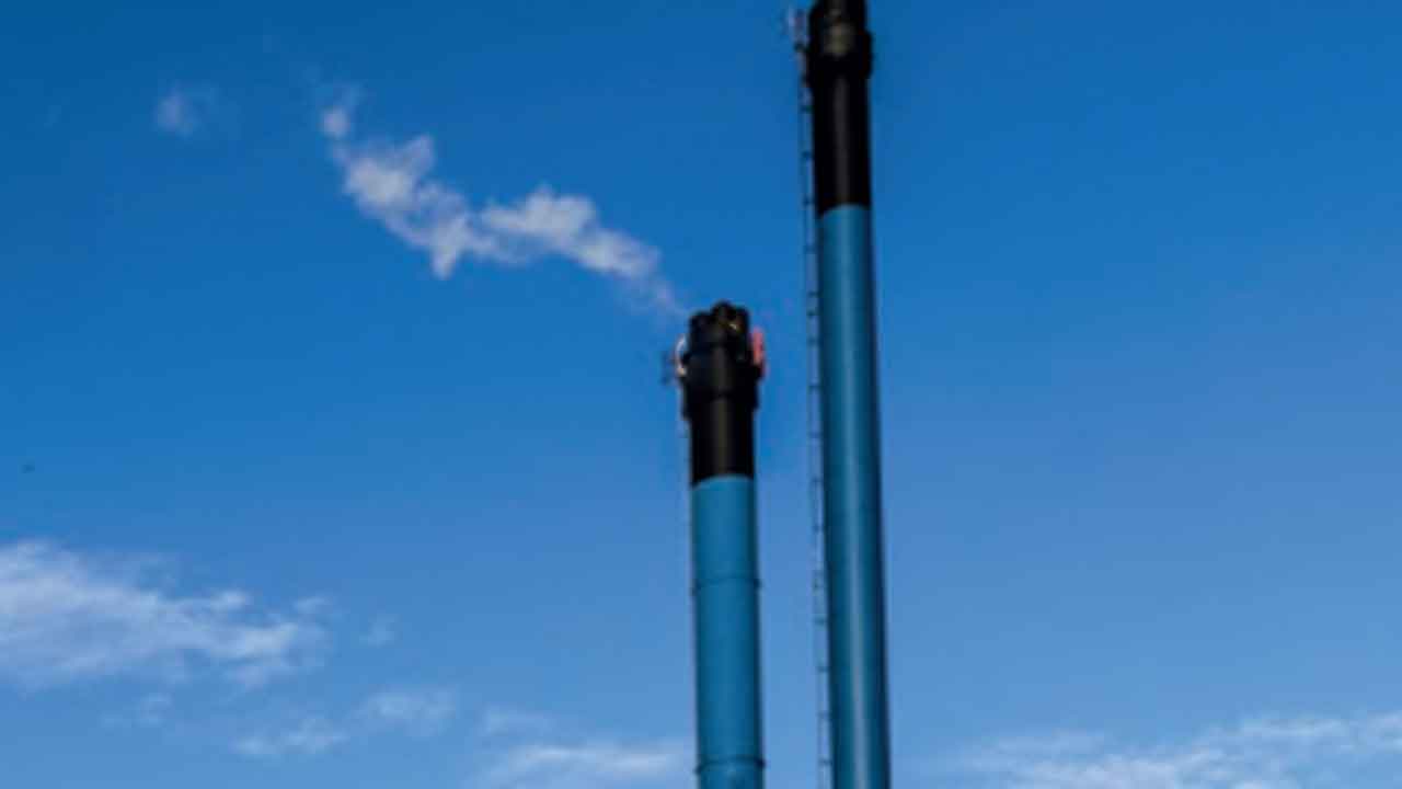 Read more about the article Ny kortlægning skal afdække udledning af PFAS i industrirøg fra danske virksomheder