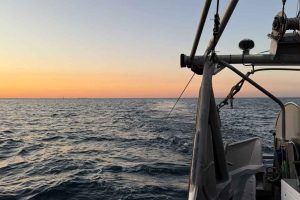 Fiskere tøver med at investere i deres skibe, mens uvished om trawlfiskeriets fremtid holder erhvervet i et økonomisk og psykologisk jerngreb. Christiansborgs manglende handling skaber både frustration og reel risiko på havet. arkivfoto: RS 73 Annika Bønnerup strand