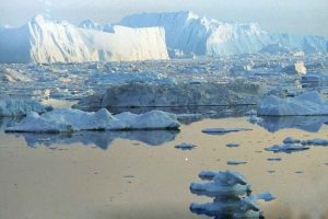 Efter en uges svære forhandlinger har FN besluttet at tage risikoen for, at en afgørende havstrøm kollapser, meget alvorligt. Den næste store klimarapport fra FN’s Klimapanel (IPCC) vil fokusere på, hvor stor faren er for, at AMOC – den havstrøm, der bringer varmt vand til Nordeuropa – svækkes eller helt stopper. wikip