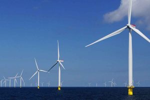 Ny politisk aftale om grøn strøm fra havvindmøller bidrager til et grønnere og mere sikkert Danmark. I en usikker verden skal Danmark og Europa producere mere grøn energi selv. Det baner en bred politisk aftale vejen for med rammerne for nye udbud af havvindmølleparker, der potentielt kan levere strøm til tre millioner husstande. foto: wikip