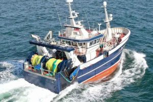 I både Norge og Danmark er fiskeriet en central del af økonomien og kystsamfundene. Samtidig står fiskeriflåden over for et stort pres for at reducere udledningen af drivhusgasser. Spørgsmålet er derfor, om fiskefartøjer i fremtiden kan sejle næsten uden CO2-udledning – og hvornår det kan ske. foto: Fiskerimagasinet