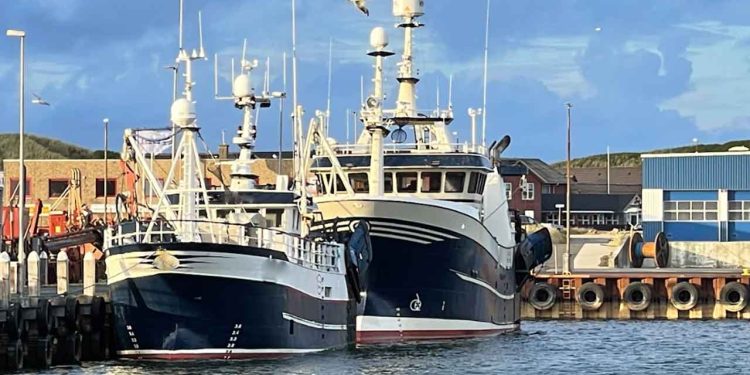 Ligeledes betyder de færre besøg i havnene af danske fiskefartøjer, at de mange følgeerhverv, der servicerer skibene, rammes på deres beskæftigelse og indtjening. Fartøjerne kommer ikke længere naturligt forbi - aktiviteten er derfor faldende og det fortsætter. foto: Erik Ruby