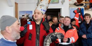 Tøndeslagning på Hirtshals Havn løsner op for de store smil arkivfoto