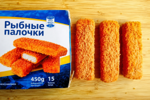 Friske markedstal viser, at EU-landene fortsætter importen af russiske fisk og skaldyr i massiv skala. Alene i 2025 nåede den europæiske import af russiskfangede fisk op på over 200.000 tons med en samlet værdi på svimlende 1,3 milliarder euro (knap 10 milliarder kroner). (Læs the Fishing Daily - [EU member states expand russian seafood imports despite sanctions](https://thefishingdaily.com/latest-news/eu-member-states-expand-russian-seafood-imports-despite-sanctions/)) Rusland pumper især torsk, krabber og enorme mængder Alaska pollock ind på det europæiske marked. Noget lander i de danske supermarkeders kølediske forklædt som fiskefingre, panerede fileter og surimi via snedige omveje og forarbejdningshubs i Kina og Belarus. arkivfoto: FiskerForum.dk