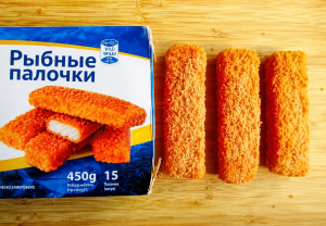Friske markedstal viser, at EU-landene fortsætter importen af russiske fisk og skaldyr i massiv skala. Alene i 2025 nåede den europæiske import af russiskfangede fisk op på over 200.000 tons med en samlet værdi på svimlende 1,3 milliarder euro (knap 10 milliarder kroner). (Læs the Fishing Daily - [EU member states expand russian seafood imports despite sanctions](https://thefishingdaily.com/latest-news/eu-member-states-expand-russian-seafood-imports-despite-sanctions/)) Rusland pumper især torsk, krabber og enorme mængder Alaska pollock ind på det europæiske marked. Noget lander i de danske supermarkeders kølediske forklædt som fiskefingre, panerede fileter og surimi via snedige omveje og forarbejdningshubs i Kina og Belarus. arkivfoto: FiskerForum.dk
