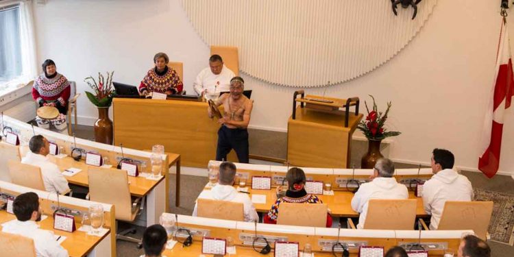 Den amerikanske præsidents indblanding hviler tungt over den grønlandske valgkamp – blot en dag før valget til Inatsisartut (Landstinget i Grønland). Múte B. Egede, formand for partiet IA og Grønlands regeringsleder, lægger ikke skjul på sin bekymring: Donald Trump blander sig utidigt i valgkampen og optræder både »respektløst« og »utilregneligt« over for Grønland. Hans indblanding risikerer at skævvride valget tirsdag den 11. marts 2025. arkivfoto - Inatsisartut