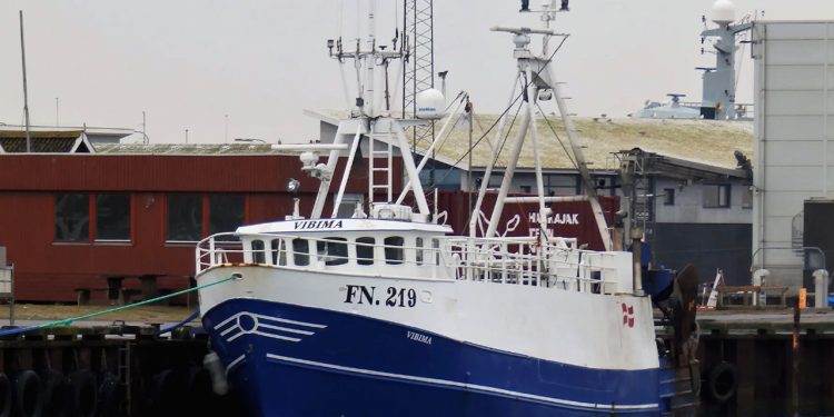 Dramatisk ned-sejling af dansk trawler i Skagerrak arkivfoto