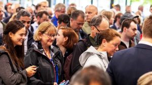 I over 40 år har Aqua Nor været et vigtigt internationalt mødested for havbrugsbranchen og er i dag verdens største messe for akvakultur-teknologi. De seneste år har messen samlet omkring 25.000 besøgende fra op til 80 nationer i Trondheim Spektrum og fra 2021 også digitalt. Her præsenteres alle nyheder af betydning for branchen. foto: Aqua Nor