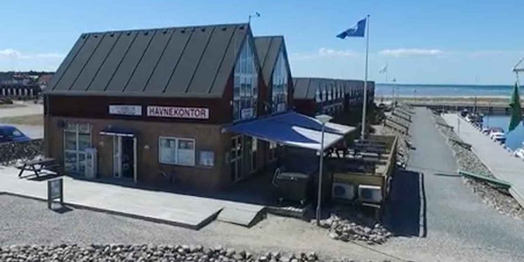 I denne nærmest klassiske kamp mellem land og by, har storbyens rød / grønne akademikere og venstrefløjs-politikere taget et afgørende stik overfor de hårdtarbejdende fiskere og fiskerihavnene i VandkantsDanmark. foto: bønnerup havn