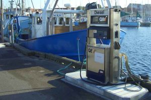 Regeringen er i dialog med EU-Kommissionen om, hvorvidt Danmark overhovedet kan pålægge fiskere CO2-afgift. Spørgsmålet kan betyde genforhandling af hele den aftale om dansk fiskeris fremtid, som regeringen kæmper for at få i hus i disse dage. arkivfoto Faaborg Olieforsyning