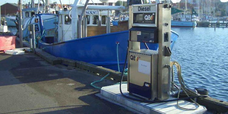 Regeringen er i dialog med EU-Kommissionen om, hvorvidt Danmark overhovedet kan pålægge fiskere CO2-afgift. Spørgsmålet kan betyde genforhandling af hele den aftale om dansk fiskeris fremtid, som regeringen kæmper for at få i hus i disse dage. arkivfoto Faaborg Olieforsyning