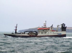 I Fuglefjord landede danske Asbjørn i sidste uge en last på 2.400 tons blåhvilling. foto: Kiran J - Fiskur.fo