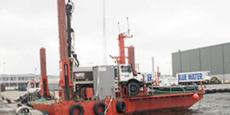 Landudvidelsen af Hirtshals Havn går i gang uge 43.  foto: Der foretages prøveboringer øst for det nuværende havneområde - Hirtshals Havn