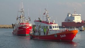Redningsaktionen i Skagen fik alarmen omkring kl. 15.00 søndag eftermiddag, hvor meldingen lød på en trawler der knapt 10 sømil Nord for Skagen, tog vand ind.   foto og Video - Per Frank Paulsen TV2 Nord
