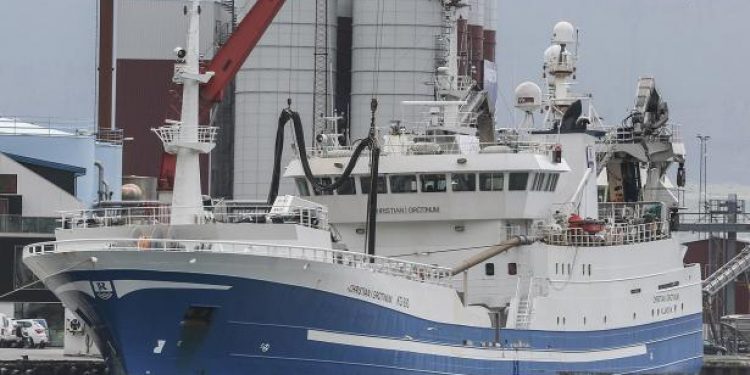 Den færøske trawler Christian í Grótinum landede i sidste uge en last på 550 tons skråskoret makrelfilet, som de har fisket ud for Færøerne.