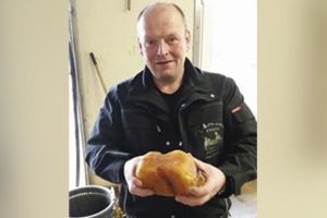 Et slæb der gav dobbelt op.  foto: Fiskeskipper Erik W. Poulsen fra læsø hev denne store klump rav der blev fisket op imellem Hanstholm og Hirtshals - CSH