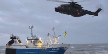 Status: Besætning reddet af helikopter – kutter efterladt i kritisk tilstand - Foto Daniel Bekby