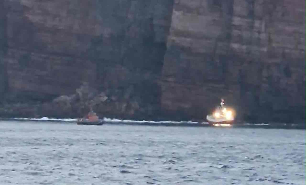 Read more about the article Skibsforlis ved Orkney: Bølgerne har nu i 10 dage slået fiskefartøjet mod klipperne