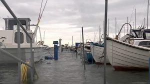 Kraftig østenvind skaber problemer i østvendte havne snapshot