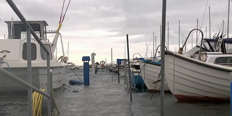 Kraftig østenvind skaber problemer i østvendte havne snapshot