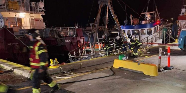 Fire timer efter meldingen kom ind til Redningsstationen i Hvide Sande, kunne man pakke sammen og vende hjem efter veludført arbejde - ingen tilskadekomne og et fartøj der var kommet klar af den fare den havde befundet sig i - alt i alt en god aktion, som stationens folk og Brand og Redning i Hvide Sande kan være stolte af. foto: facebook